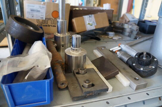 Indhold på reol af diverse reservedele