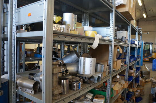 Indhold på reol af diverse reservedele