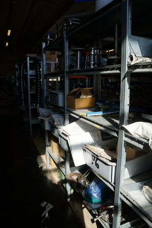 Indhold på reol af diverse reservedele