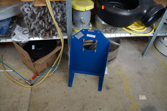 Indhold på reol af diverse reservedele