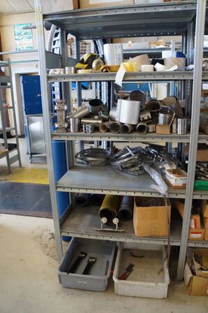 Indhold på reol af diverse reservedele