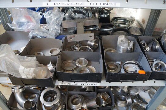 Indhold på reol af diverse reservedele