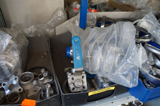 Indhold på reol af diverse reservedele