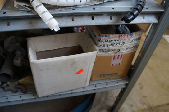 Indhold på reol af diverse reservedele