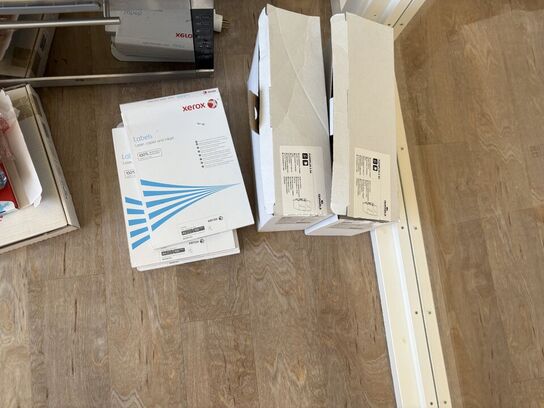 Bord inkl. Diverse kontorartikler