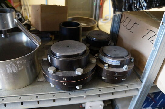 Indhold på reol af diverse reservedele