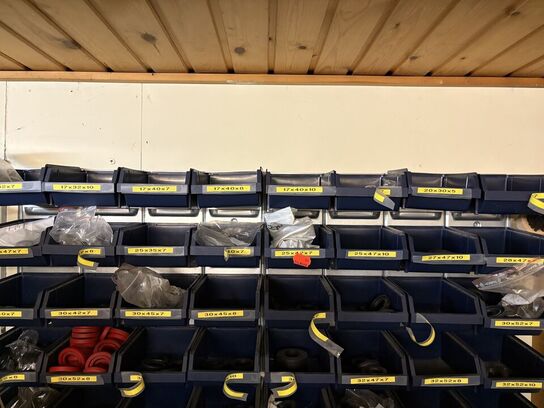 Sortimentsreol med indhold