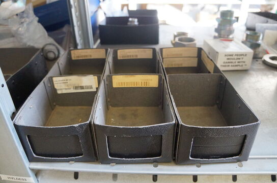 Indhold på reol af diverse reservedele