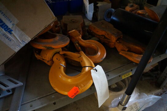 Indhold på reol af diverse reservedele