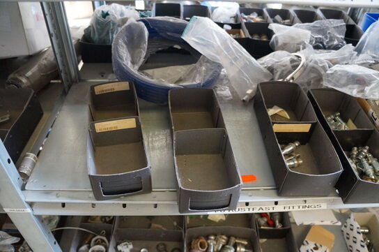 Indhold på reol af diverse reservedele