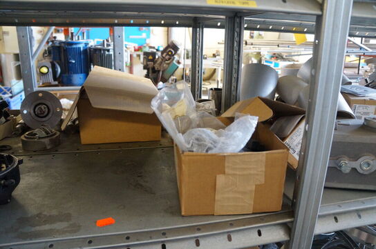 Indhold på reol af diverse reservedele