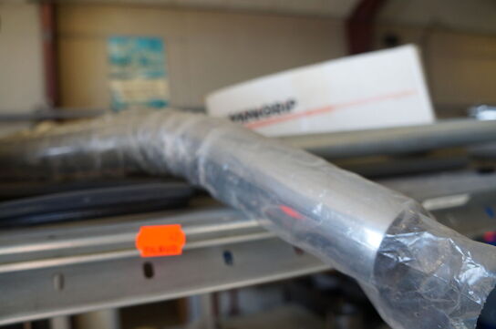 Indhold på reol af diverse reservedele