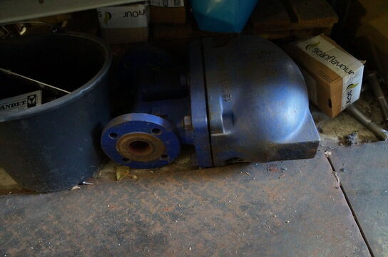 Indhold på reol af diverse reservedele