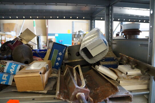 Indhold på reol af diverse reservedele