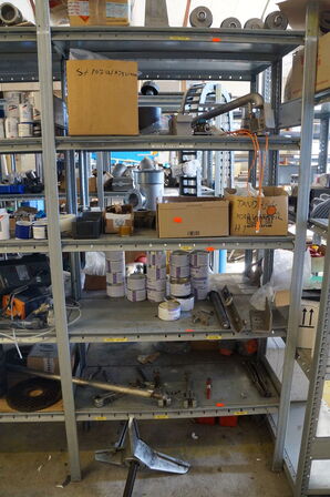 Indhold på reol af diverse reservedele