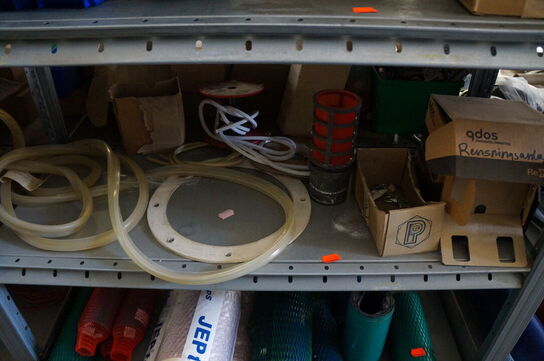 Indhold på reol af diverse reservedele