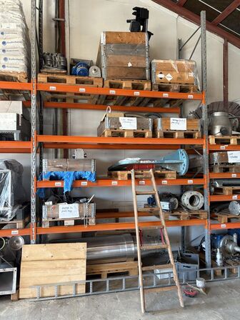 Indhold på pallereol af diverse el-artikler