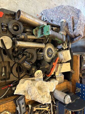 Værkstedsskab med indhold