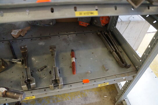 Indhold på reol af diverse reservedele