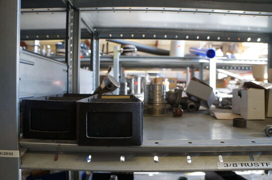 Indhold på reol af diverse reservedele