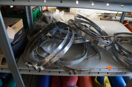 Indhold på reol af diverse reservedele