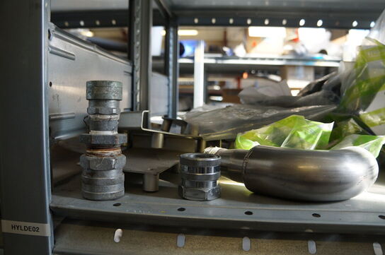 Indhold på reol af diverse reservedele