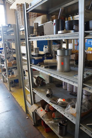 Indhold på reol af diverse reservedele