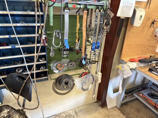 4 stk. sortimentsreoler med indhold