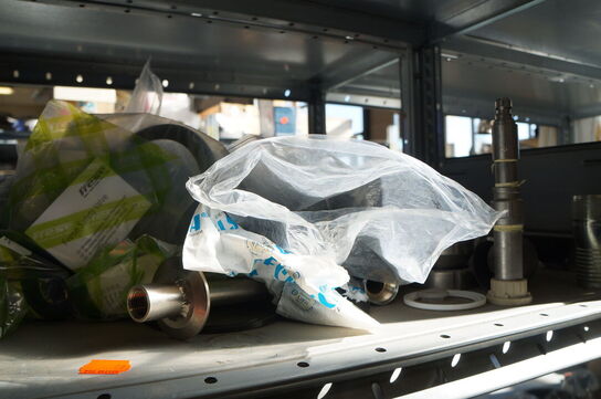 Indhold på reol af diverse reservedele