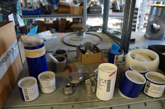 Indhold på reol af diverse reservedele