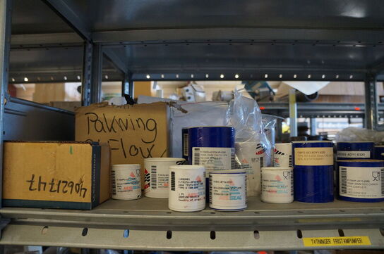 Indhold på reol af diverse reservedele