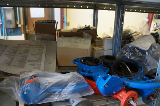 Indhold på reol af diverse reservedele