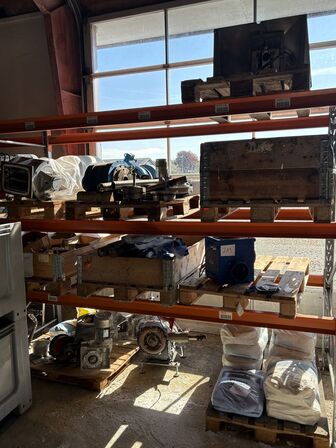 Indhold på pallereol af diverse el-artikler