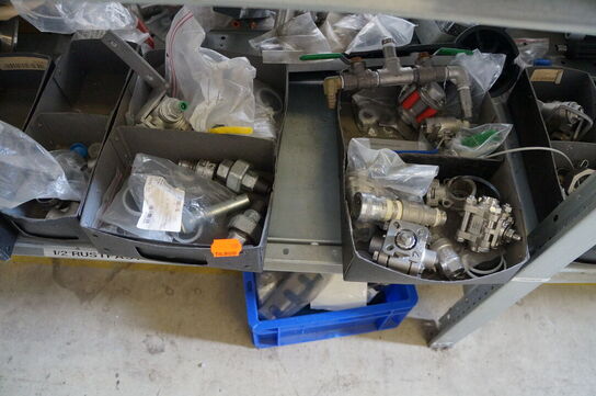 Indhold på reol af diverse reservedele