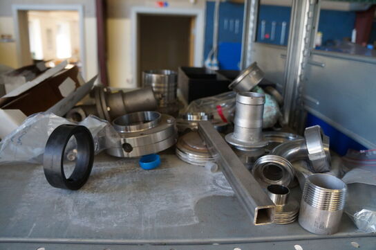 Indhold på reol af diverse reservedele