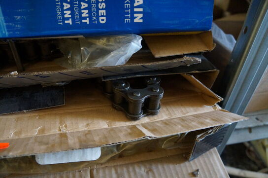 Indhold på reol af diverse reservedele