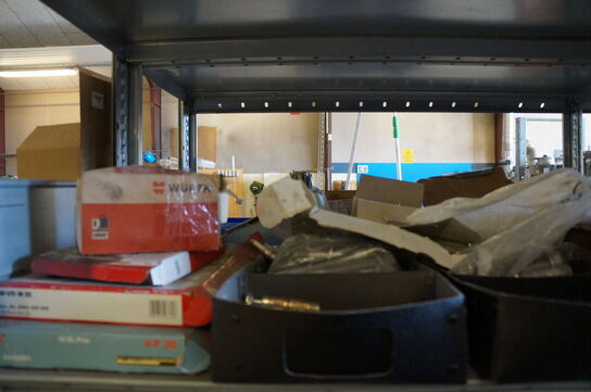 Indhold på reol af diverse reservedele