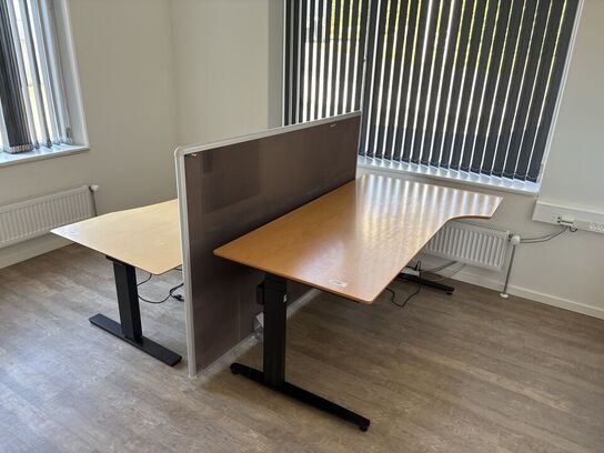 2 stk. hæve-/sænkeborde inkl. Skillevæg