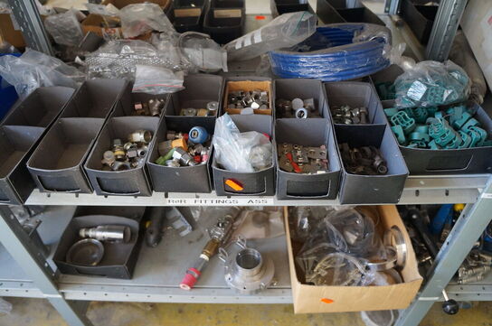 Indhold på reol af diverse reservedele