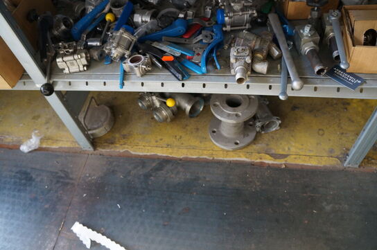 Indhold på reol af diverse reservedele