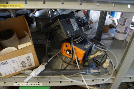 Indhold på reol af diverse reservedele