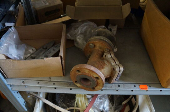 Indhold på reol af diverse reservedele