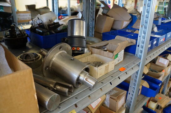 Indhold på reol af diverse reservedele