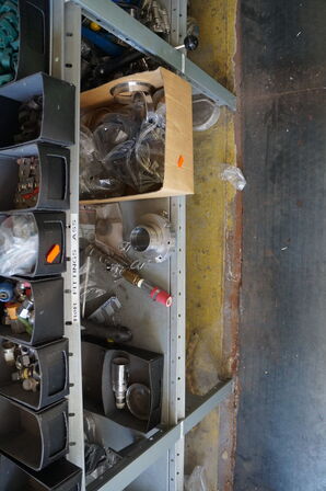 Indhold på reol af diverse reservedele