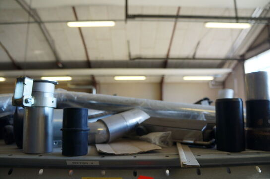 Indhold på reol af diverse reservedele