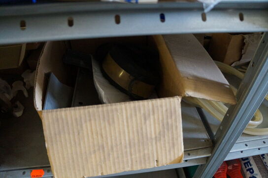 Indhold på reol af diverse reservedele