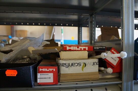 Indhold på reol af diverse reservedele