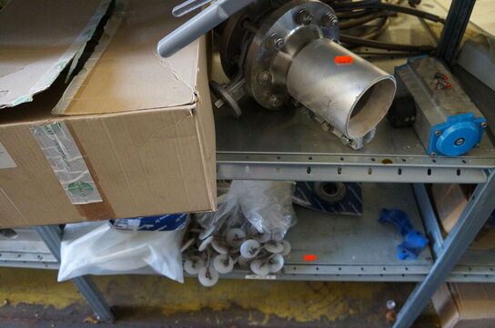 Indhold på reol af diverse reservedele