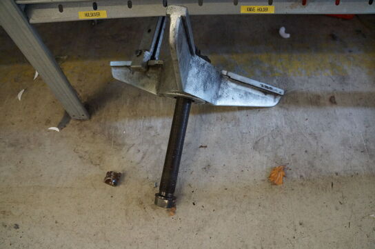 Indhold på reol af diverse reservedele