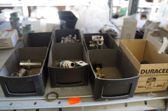 Indhold på reol af diverse reservedele